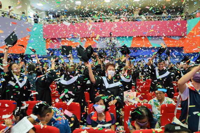 高雄空大毕业典礼缤纷纸花飞扬，祝福毕业生鹏程万里(图/高雄市立空中大学)