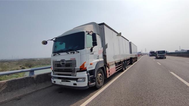 国道3号福尔摩沙高速公路北向彰化和美路段20日下午发生1起死亡车祸，1辆全联结车与停放外侧路肩的自小客车发生擦撞，造成自小客车驾驶送医不治。（警方提供／孙英哲彰化传真）