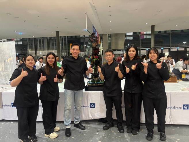 義守大學廚藝系老師李建生帶領學生參與「IKA德國世界廚藝奧林匹克競賽(IKA Culinary Olympics)」，以「大地的恩典可可」作品，拿下「巧克力工藝」的銅牌肯定。(照片/義守大學提供)