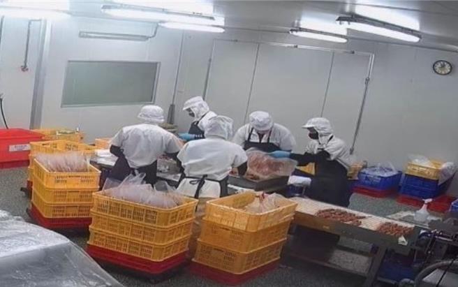 外配阿英在食品工厂与同事一起工作情形。（嘉义就业服务中心提供／廖素慧嘉市传真）