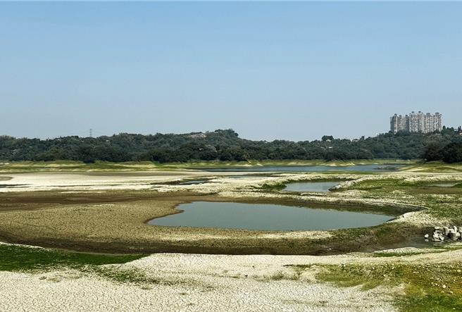 仁義潭水庫蓄水率剩下24.7％，露出大片乾地和小島，自來水公司表示，調節水量是為了清淤做準備。（呂妍庭攝）