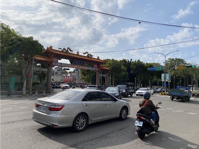 桃园市平镇区环南路、復旦路口车流量大，为当地易肇事要道，转向与直行车流常塞成一团。（蔡明亘摄）