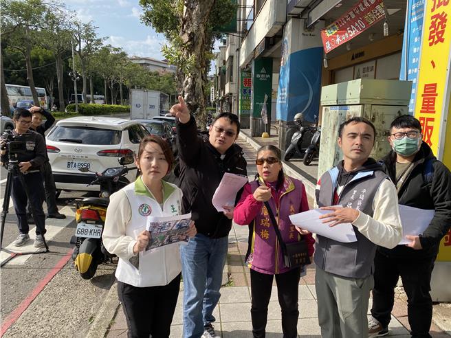 市议员王佩毓20日下午邀集相关单位会勘桃园市平镇区环南路、復旦路口设计改善规画。（蔡明亘摄）
