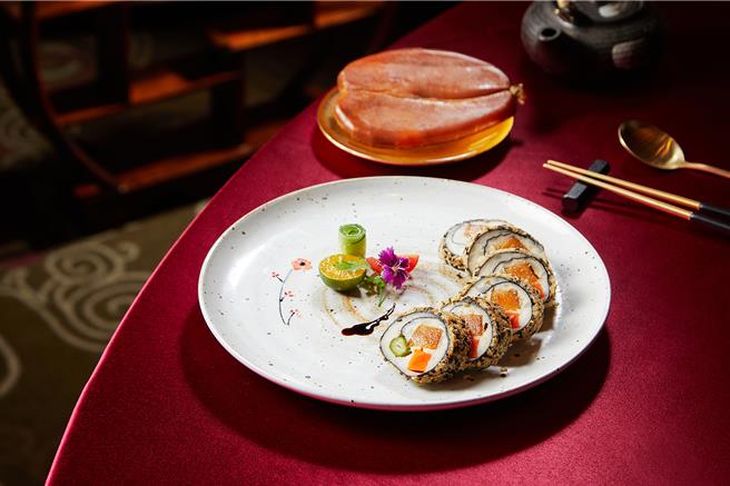 府城芝麻烏魚子捲，選用西港黑白芝麻、蘆筍及紫菜結合包成捲，外層覆以手打澎湖野生花枝漿，入鍋油炸至酥脆金黃。（台北遠東香格里拉提供／吳娮翎台北傳真）