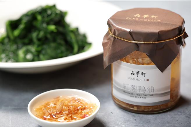 台北晶華酒店主廚以玉露鴨身脂肪加入紅蔥煉出「紅蔥鴨油」款待點用全鴨料理的饕客。（台北晶華酒店提供／吳娮翎台北傳真）