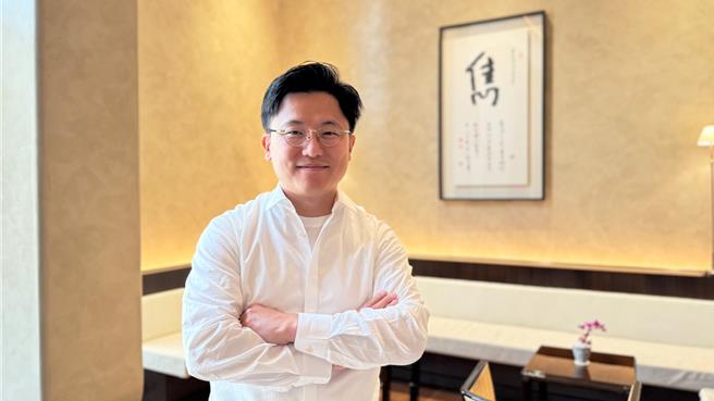 国城建设副总经理洪嘉聪指出，「隽GEN」有别于一般合菜式中餐厅，採套餐制模式并设定3680元、5280元、8880元3款价位套餐，以一个人也能吃的中餐厅为出发，让粤菜更加精致，更能展现料理层次。（柯宗纬摄）