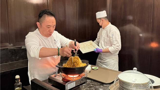 米其林3星餐厅主厨陈泰荣（左）担任「隽GEN」厨艺总监，希望将正统粤菜重现高雄。（柯宗纬摄）