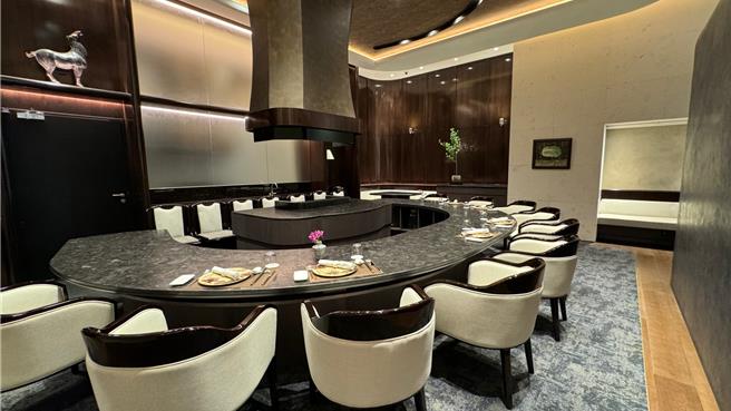 坐落于高雄软体科学园区内的国城UFO总部1楼的「隽GEN」，餐厅整体空间大器沉稳并以「骏马」做为元素主轴，有大小包厢，共可纳88位宾客。（柯宗纬摄）