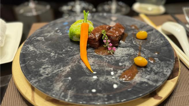 顶级粤菜餐厅「隽GEN」推出「波特酒和牛脸颊」。（柯宗纬摄）