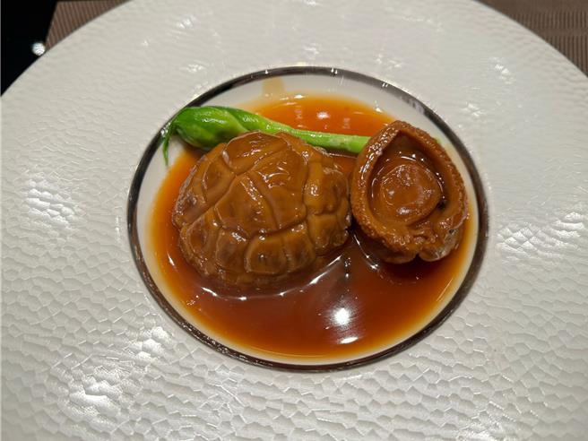 顶级粤菜餐厅「隽GEN」推出「陈年菜脯鲍鱼扣花菇」。（柯宗纬摄）