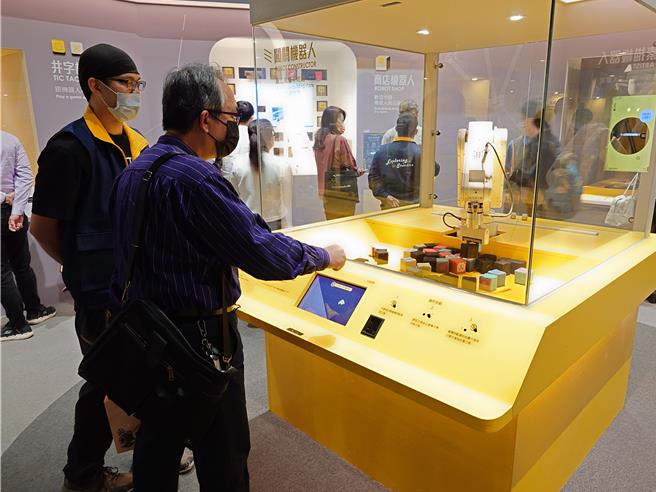 「SMART智慧製造專區-產業機器人」2.0版本展出，除展出時下最夯半導體產業製造流程，同時更新既有智慧機器人，提供民眾智慧互動體驗。（任義宇攝）