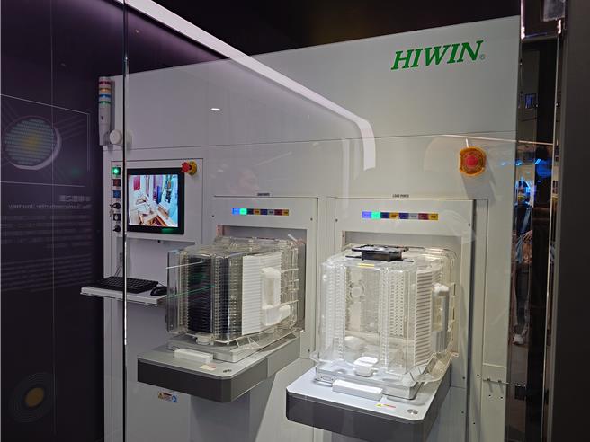 「SMART智慧製造專區-產業機器人」2.0版本將時下最夯半導體產業製造流程搬進科工館展出，讓民眾一窺製造過程。（任義宇攝）