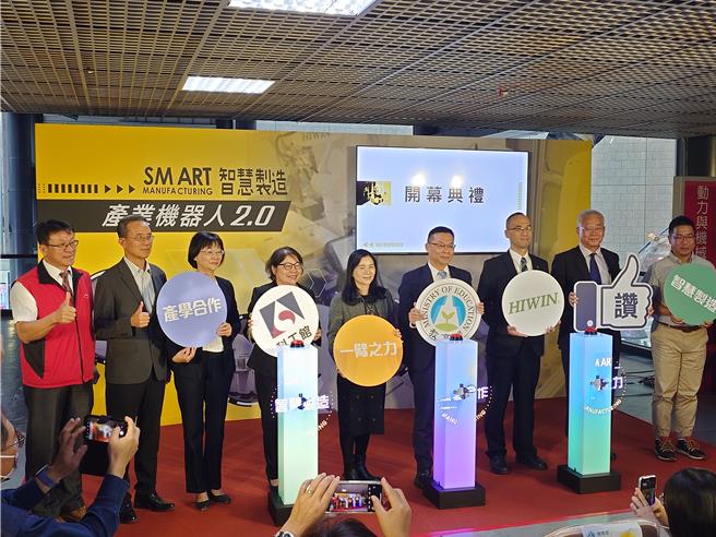 滾珠螺桿製造大廠上銀科技與國立科工館攜手合作，推出「SMART智慧製造專區-產業機器人」推出2.0版展出，將最新製造科技搬入科工館供民眾體驗。（任義宇攝）