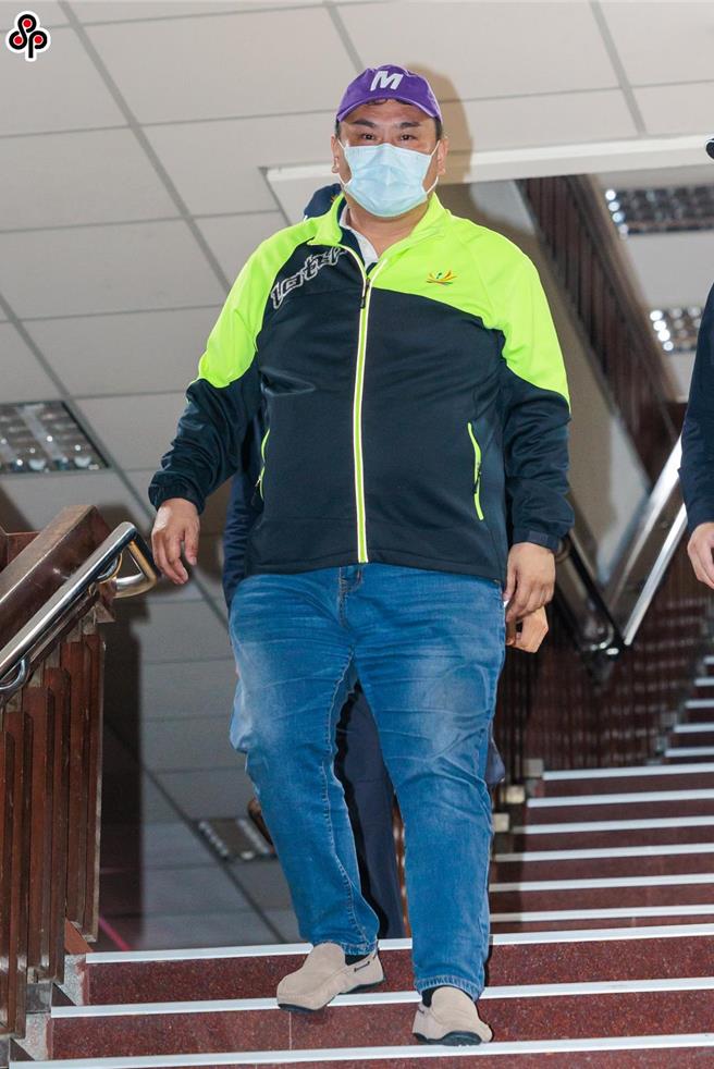 国民党籍台北市议员陈重文（前）被控图利警用监视器业者，另有不明资金数百万元，北检指挥廉政署搜索、约谈陈重文等人。（本报资料照片，郭吉铨摄）