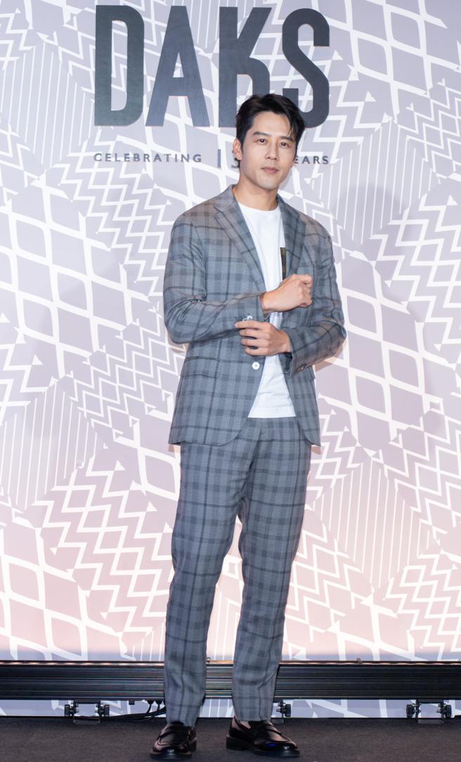 胡宇威身穿DAKS週年限定系列的Geo Check西裝出席品牌服裝大秀，該系列名稱與胡宇威的英文名一樣，讓他覺得很有緣份。（吳松翰攝）