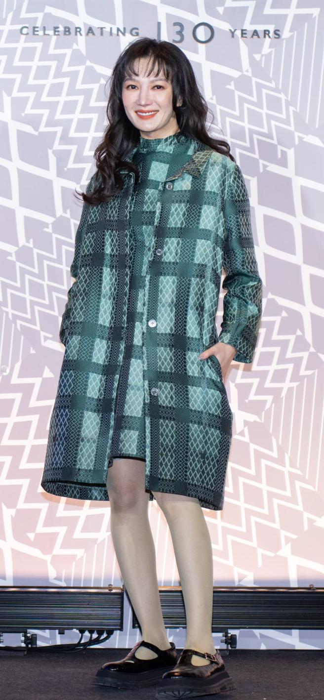 李杏以DAKS本季主打的翡翠綠Geo Check格紋風衣與洋裝，現身DAKS130週年服裝大秀。（吳松翰攝）