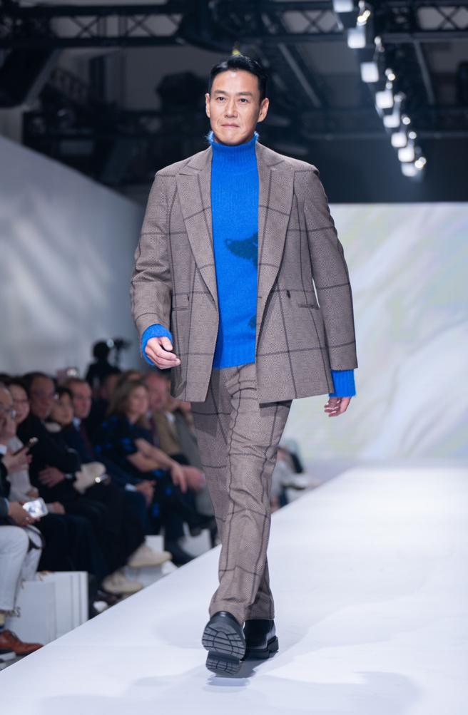 加賀美智久為DAKS130週年服裝大秀走秀。（吳松翰攝）