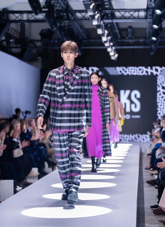 李玉璽為慶祝DAKS130週年，為品牌線上伸展台處女秀。（吳松翰攝）