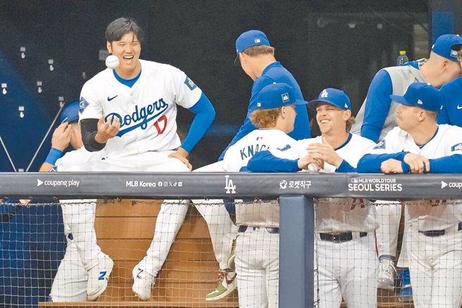 大谷翔平新赛季「首支安打」，妻子在看台上欢呼。（美联社）