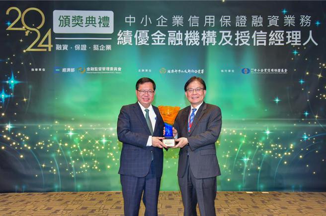 第一银行于「2024中小企业信用保证融资业务绩优金融机构及授信经理人」勇夺7大奖，并连2年蝉联「绿色授信推动奖」，由行政院副院长郑文灿（左）颁奖，第一银行总经理李嘉祥（右）代表受奖。 图／信保基金提供