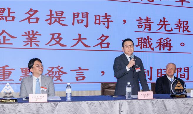 碳交所董事长林修铭（中）、总经理田建中（左），20日参加三三会3月例会谈碳交所得功能及未来展望，右为三三会理事长、台玻董事长林伯丰。（图／郭吉铨摄）