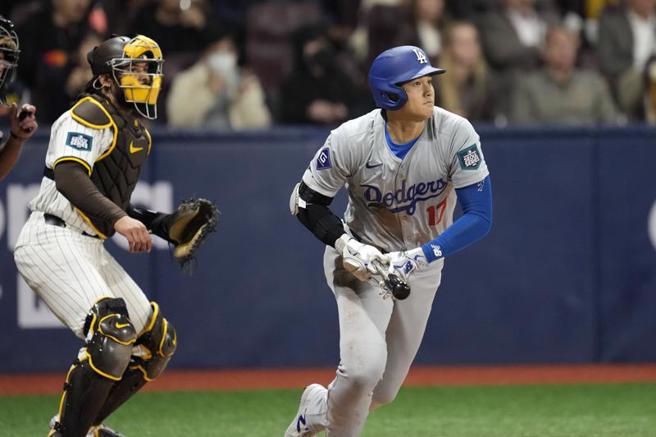 道奇大谷翔平（右）在3局上击出右外野平飞安打。（美联社）