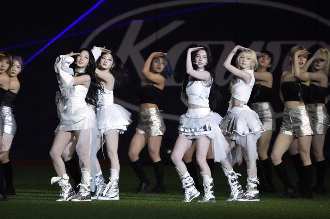 韩国女团aespa在首尔开幕赛前表演。（美联社）