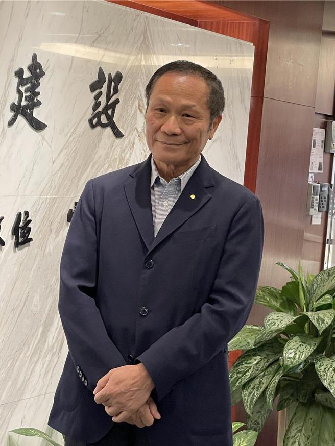 华固豪气配发股利，每股达8.5元，包括现金7.5元、股票1元；现金殖利率6.94％。图为华固建设董事长锺荣昌。图／蔡惠芳