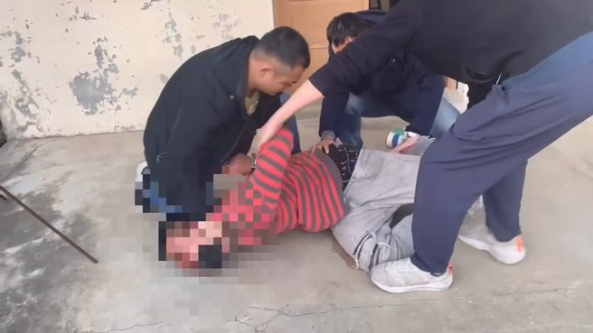 警方确认嫌犯藏匿地点，上前攻坚将肉票救出。（翻摄画面）