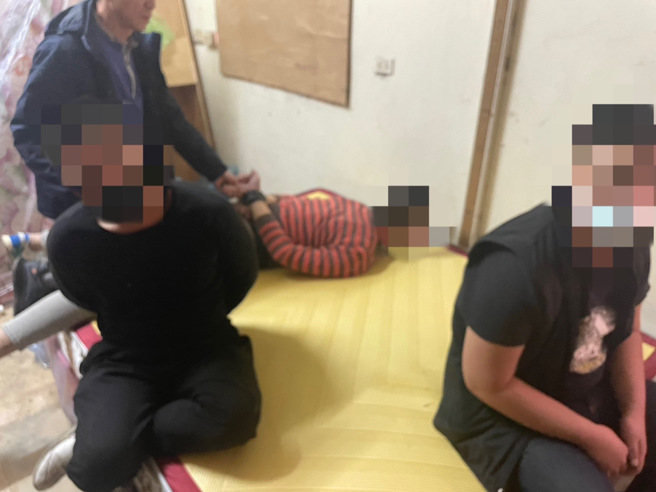 警方确认嫌犯藏匿地点，上前攻坚将肉票救出。（翻摄画面）