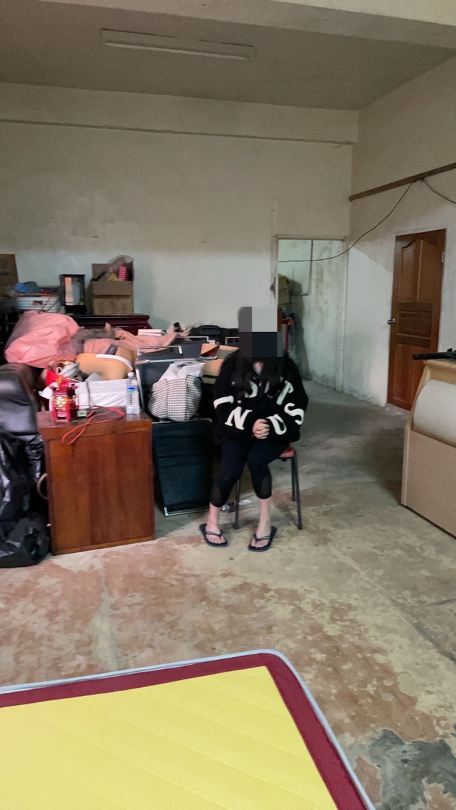 警方确认嫌犯藏匿地点，上前攻坚将肉票曾女救出，身上没有受伤。（翻摄画面）