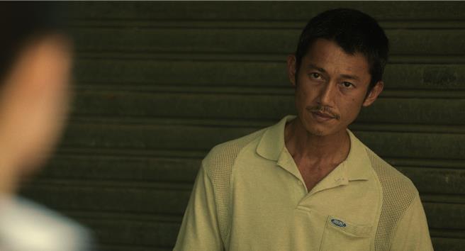 吴慷仁在《但愿人长久》饰演从湖南到香港讨生活的新移民。（甲上娱乐提供）