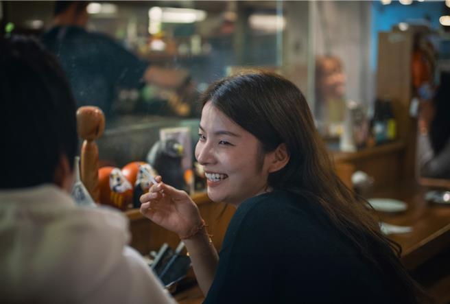 祝紫嫣在《但愿人长久》自编自导自演，饰演成年时期姊姊子圆。（甲上娱乐提供）