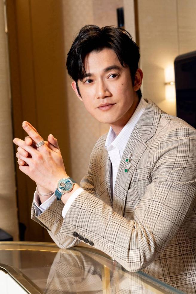 吴慷仁出席伯爵台中大远百店焕新开幕，在胸前佩戴耳环，别具巧思。（PIAGET提供）