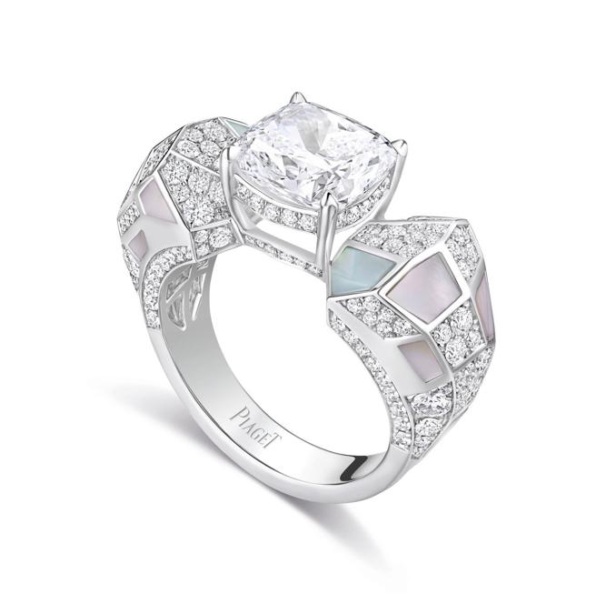 伯爵Metaphoria系列Roscida白金珍珠母贝钻石戒指，935万元。（PIAGET提供）