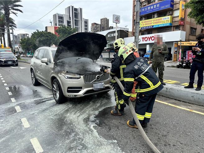消防隊員到場持續灑水降溫，以確保現場安全。（新北市消防局第二大隊提供／呂健豪新北傳真）