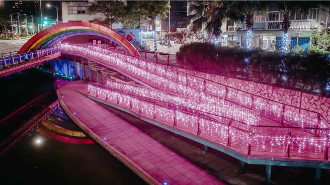 中港大排光雕展好评不断，水利局特别加码延长展期1周至31日。（新北市水利局提供／吕健豪新北传真）