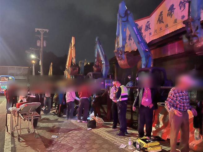 高雄市仁武區水管路20日晚間8點多，一輛遊覽車疑似撞上涵洞限高，造成1死14輕重傷。（警消提供／林雅惠高雄傳真）