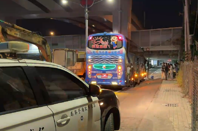 高雄市仁武區水管路20日晚間8點多，一輛遊覽車疑似撞上涵洞限高，造成1死14輕重傷。（圖／翻攝畫面）