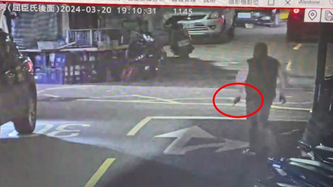 李姓嫌犯逃逸時，手上就拿著改造手槍。（翻攝畫面）