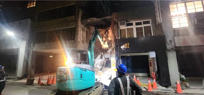 建管處預計今(20)日晚間10時至次(21)日凌晨6時動工強制拆除，以維公共安全。（黃敬文攝）