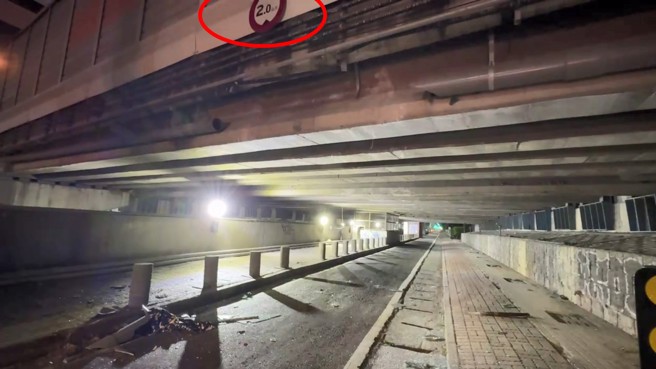 高雄市仁武区水管路20日晚间8点多，一辆游览车撞上涵洞限高，造成1死14轻重伤。（图／翻摄画面）