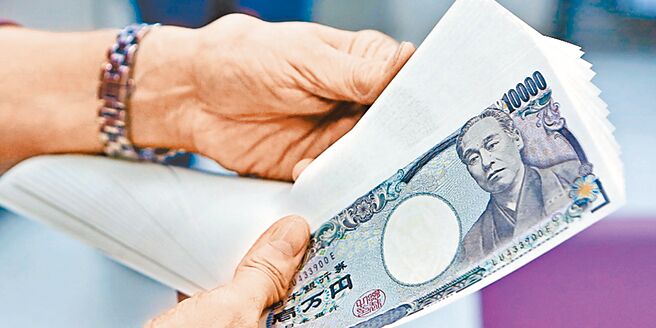 日银睽违17年后宣布升息，但承诺将保持宽松金融环境，加上对美国联准会6月降息的预期逐渐消退，导致日圆不升反贬，再度失守150关卡。图／本报资料照片