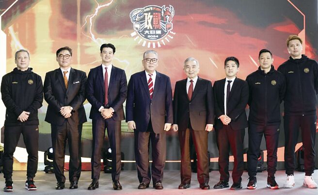 （圖左至右）台新育樂顧問黃萬隆、台新育樂副董事長林尚愷、台新金副總吳昕豪、台新銀總經理暨臺北戰神領隊尚瑞強、台新育樂董事長刁建生、台新育樂總經理林祐廷、臺北戰神代理總教練許皓程、臺北戰神隊長林宜輝。圖／台新銀行提供