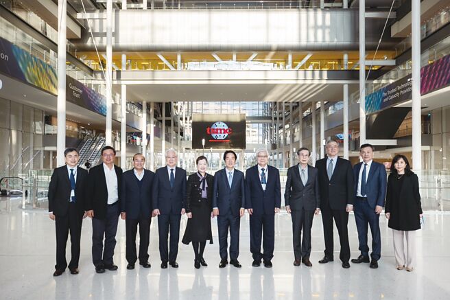 副总统赖清德前往台积电全球研发中心参访，就先进技术发展及人才培育等议题与高阶主管交换意见。图／总统府提供