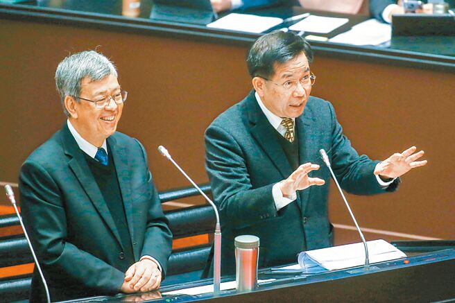 因少子化，全台面临私校退场潮，立委要求政府应重新检讨私校退场条例。行政院长陈建仁（左）回应，保障老师、学生权益至关重要，暗渡陈仓的事情更绝对不容许发生，私校退场确实需要滚动式检讨。（邓博仁摄）