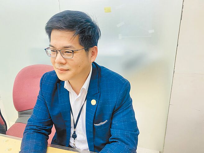 前台北市長郝龍斌時期，「台智光」拿下光纖到府25年經營權，但合約中免收纜線附掛使用費，被議員質疑與自治條例牴觸。台北市法務局長連堂凱說明，依《規費法》第13條規定，主管機關得免徵、減徵或停徵應徵收之規費，因此並無牴觸自治條例。（劉彥宜攝）