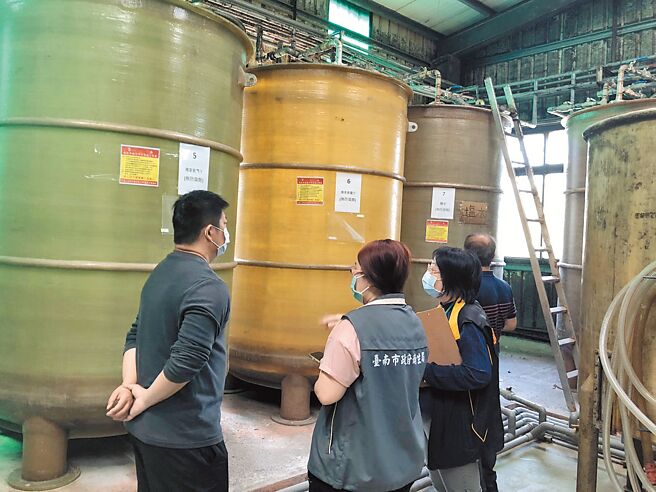 台南知名的酱油大厂东成酱油被爆料「向万家香等酱油大厂购买基底酱油调味，再贴上东成商标对外贩售」，并非标榜的古法酿造，市府卫生局19日会同消保官前往稽查。（卫生局提供／洪荣志台南传真）