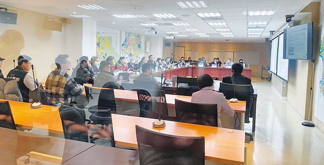 台北市樹木保護委員會19日討論申請受保樹木查證期間處理方式，委員會主席、北市文化局長蔡詩萍裁示，往後遇樹木樹齡需要時間查證，可先在樹木上張貼公告，告知該樹正在審查樹保資格，為降低老樹被破壞的風險，最快明年新會期提案修改《台北市樹木保護自治條例》，將罰則法制化。（蔡佩珈攝）