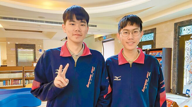 113学年度大学繁星推荐入学19日放榜，基隆市二信中学的林品佑（左）、林品程（右）是双胞胎兄弟，但兴趣不同，分别考上台大土木工程系与台大法律系，两兄弟携手同上台大。（二信高中提供／徐佑升基隆传真）